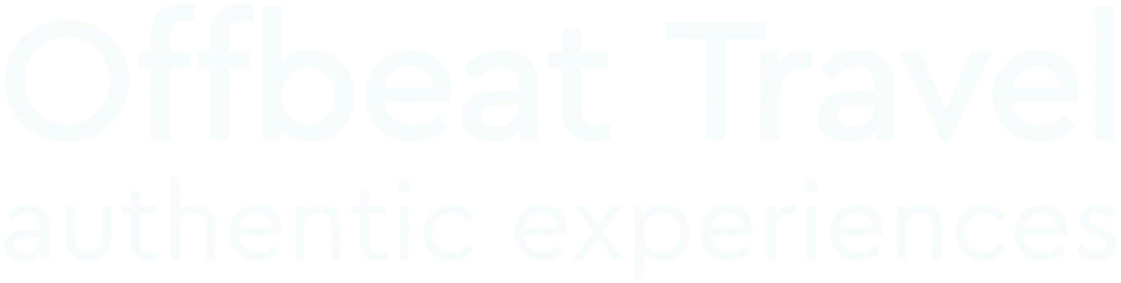 Best travel agency in Greece « Voyages décalés : expériences authentiques » écrit en texte blanc sur fond transparent, présentant des circuits uniques en petits groupes en Grèce. Offbeat-Travel